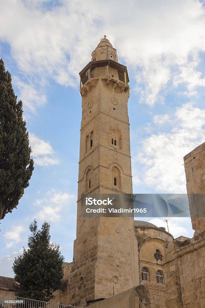 El minarete cerca de un sepulcro santo en Jerusalén - Foto de stock de Antiguo libre de derechos