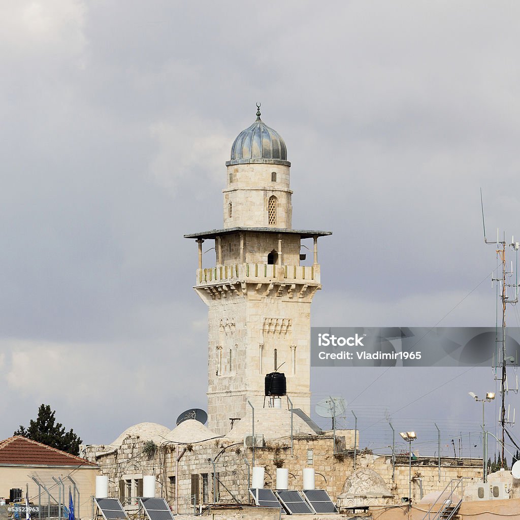 Velho Minarete perto do Muro das Lamentações - Foto de stock de Amontoamento royalty-free