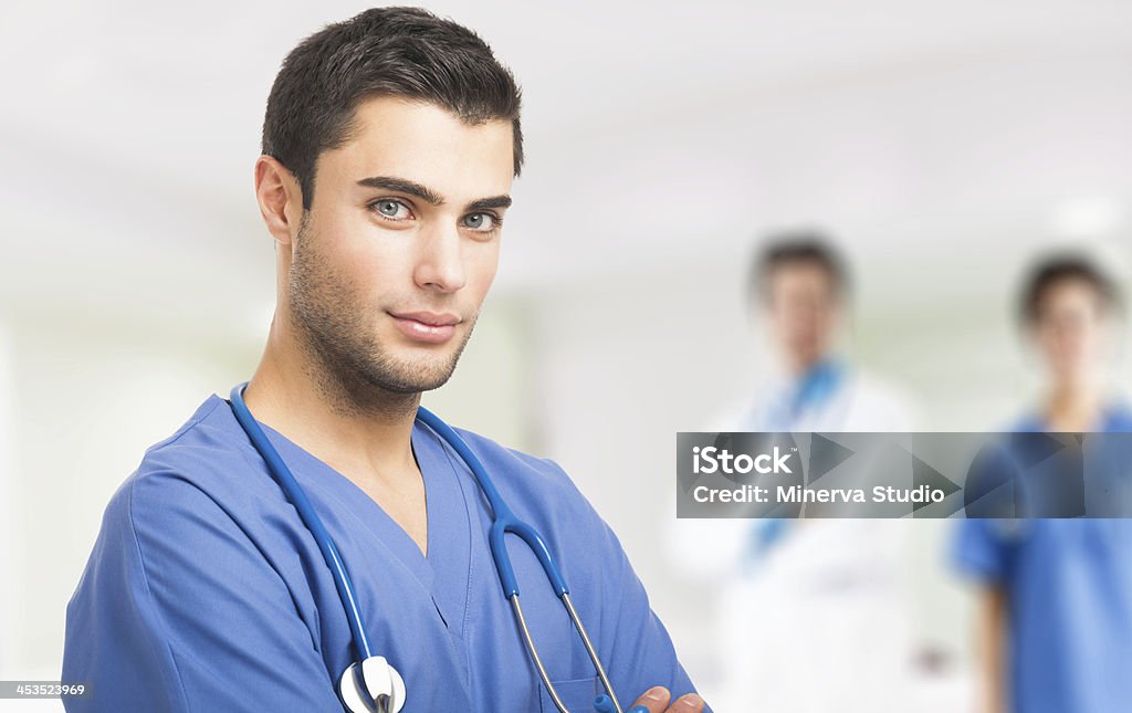 Médico na frente de sua Equipe médica - Foto de stock de Adulto royalty-free