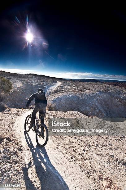 Foto de Riding A Lua Está Singletrack e mais fotos de stock de Adulto - Adulto, Alto contraste, Atividade Recreativa