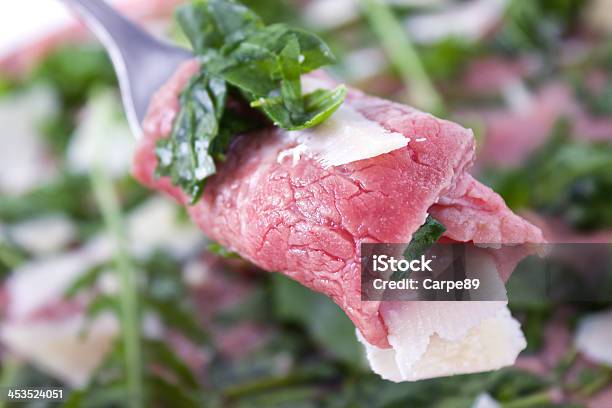 Thinly Rodajas De Carne Sin Procesar Carpaccio Foto de stock y más banco de imágenes de Alimento - Alimento, Alimentos cocinados, Asado - Alimento cocinado