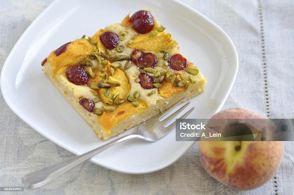 Melocotón tarta de cerezas con llamados - Foto de stock de Al horno libre de derechos