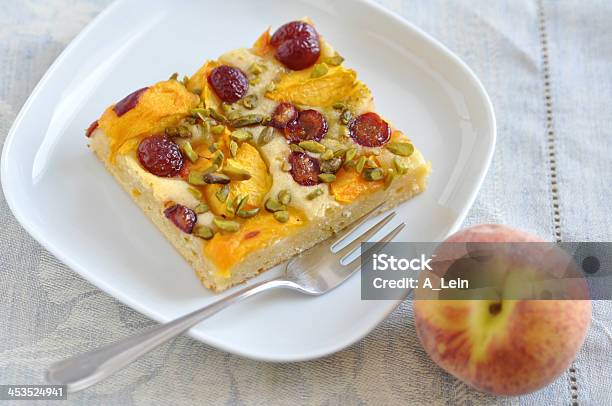 Foto de Peach Torta De Cereja E Pistache e mais fotos de stock de Almoço - Almoço, Assado no Forno, Bolo