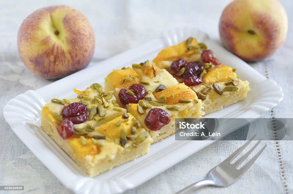 Peach Tourte aux cerises avec pistaches - Photo de Aliment libre de droits