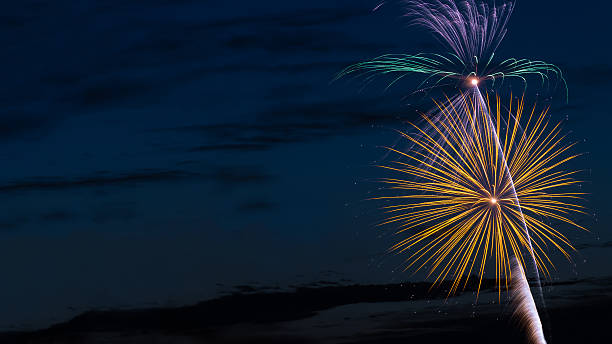feuerwerk mit text-raum - firework display pyrotechnics fourth of july celebration stock-fotos und bilder