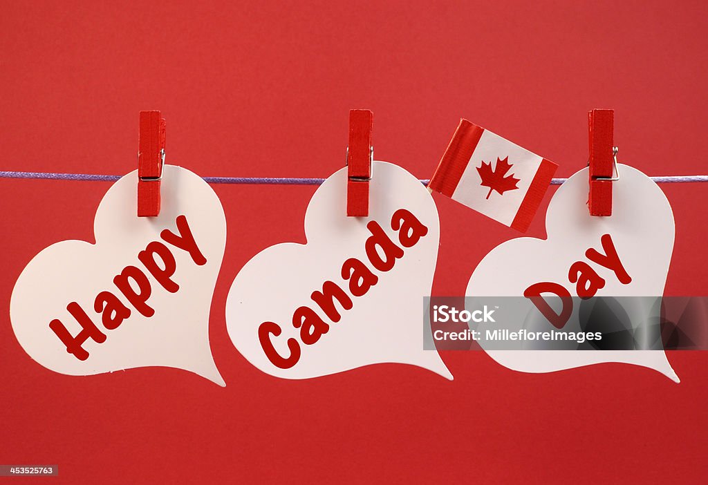 Heureuse Fête du Canada message suspendus sur une ligne chevilles - Photo de Fête nationale du Canada libre de droits