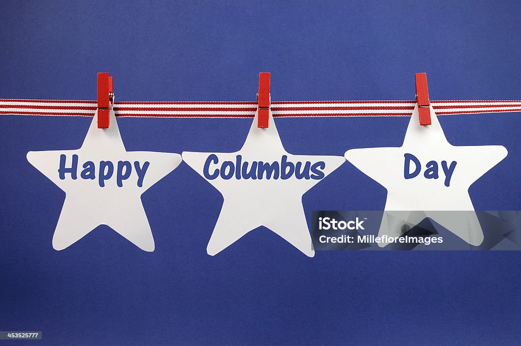 행복함 콜럼버스 일-연도 메시지 매달기 메트로폴리스 페그가 한 라인 - 로열티 프리 콜럼버스 기념일 스톡 사진