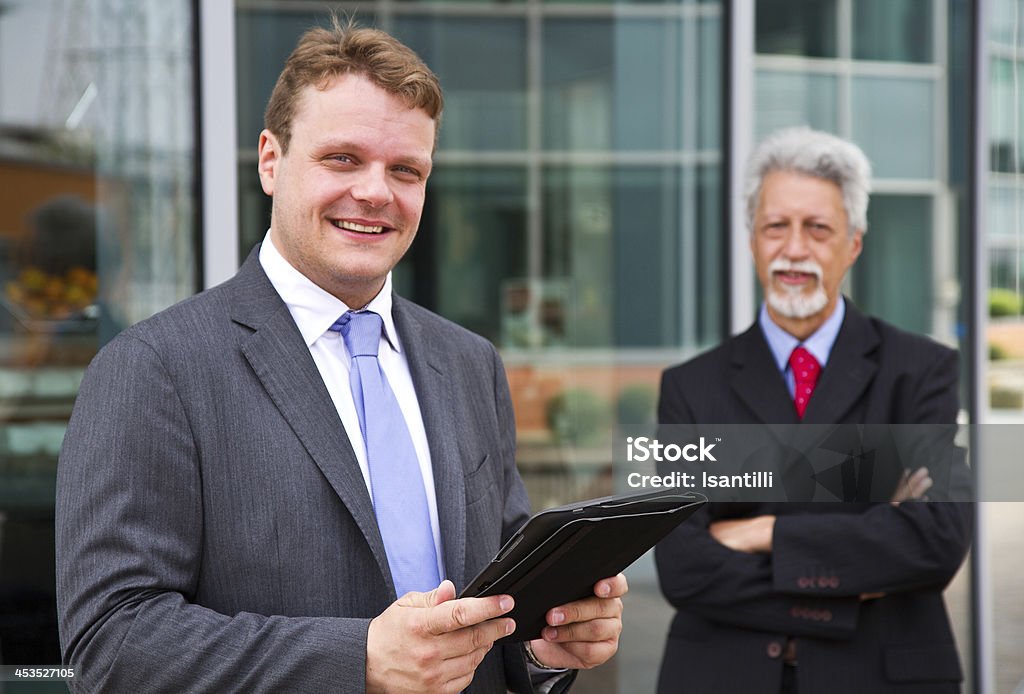 Deux hommes d'affaires avec une tablette - Photo de Affaires libre de droits