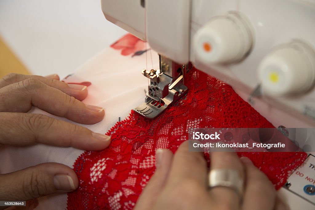Personalizar a máquina de costura moda lingerie ou um sutiã - Foto de stock de Máquina de Costura royalty-free