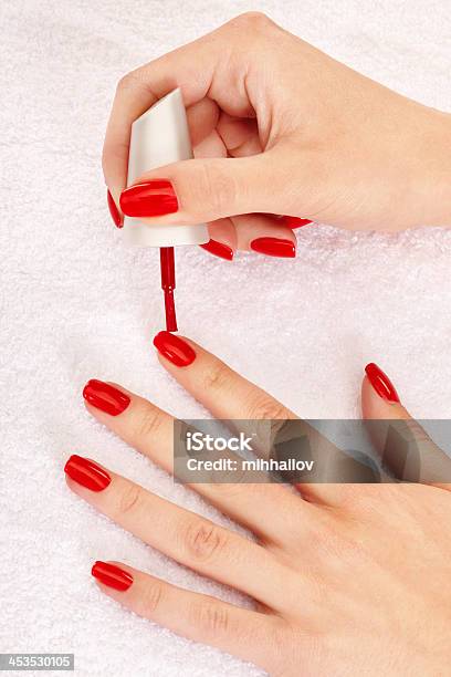 Uñas Rojo Foto de stock y más banco de imágenes de Adulto - Adulto, Belleza, Bienestar