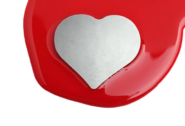la saint-valentin metalic cœur de vernis à ongles rouge - nail polish blob slimy make up photos et images de collection