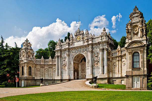 дворец долмабахче - east facade стоковые фото и изображения