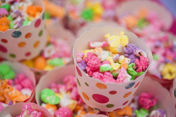 color palomitas de maíz - palomitas de colores fotografías e imágenes de stock