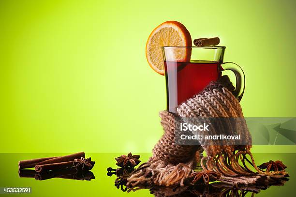 Photo libre de droit de Vin Chaud Et Une Écharpe Sur Le Green banque d'images et plus d'images libres de droit de Agrume - Agrume, Alcool, Aliment