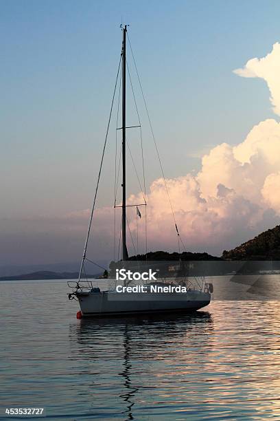 Photo libre de droit de Coucher Du Soleil Et Bateau banque d'images et plus d'images libres de droit de Ambre - Ambre, Artisanat, Baie - Eau