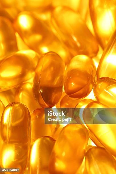 Photo libre de droit de Golden Gel Vitamine Omega 3 Capsules Dhuile De Poisson banque d'images et plus d'images libres de droit de Aliments et boissons