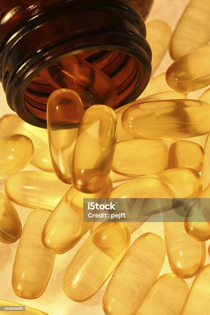 Golden gel vitamina Omega - 3 cápsulas de aceite de pescado - Foto de stock de Aceite de hígado de pescado libre de derechos