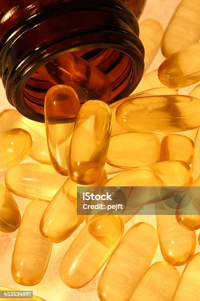 Golden Gel Vitamina Ómega 3 Cápsulas De Óleo De Peixe - Fotografias de stock e mais imagens de Alimentação Saudável