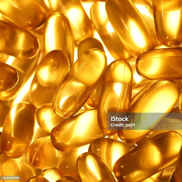Golden Gel Vitamina Di Olio Di Pesce Omega 3 Capsule Di - Fotografie stock e altre immagini di Alimentazione sana