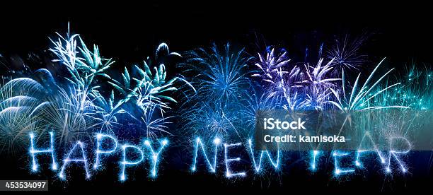 Glitzernde Frohes Neues Jahr Mit Feuerwerk Stockfoto und mehr Bilder von Neujahrstag - Neujahrstag, 2014, Abstrakt