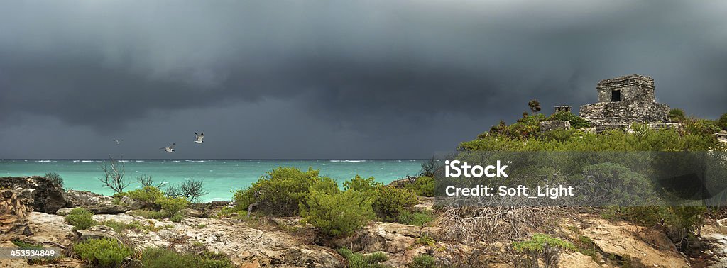 Vista panorámica de Watchtower en la antigua ciudad de Tulum - Foto de stock de Aire libre libre de derechos