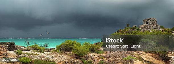 Vista Panorámica De Watchtower En La Antigua Ciudad De Tulum Foto de stock y más banco de imágenes de Aire libre