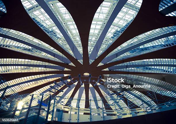 屋上のモダンな建物 - ガラスのストックフォトや画像を多数ご用意 - ガラス, テクノロジー, トンネル