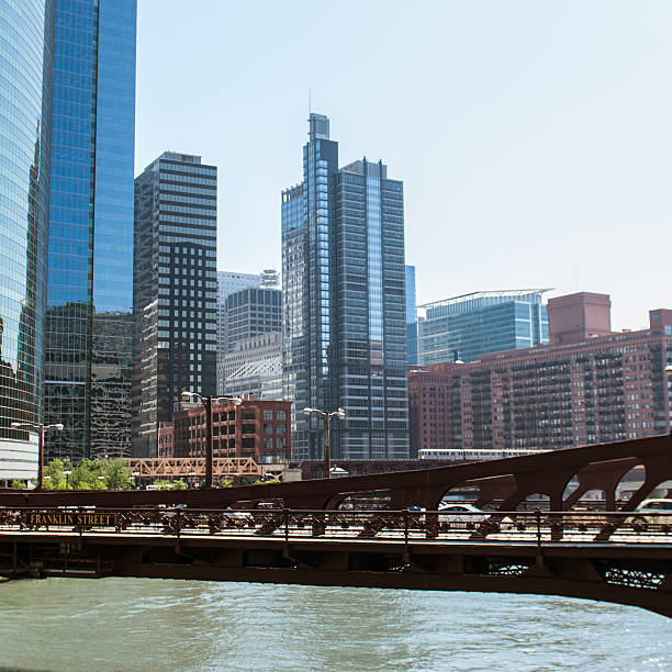 edificio y puente de la ciudad de chicago - chicago skyline antenna panoramic fotografías e imágenes de stock