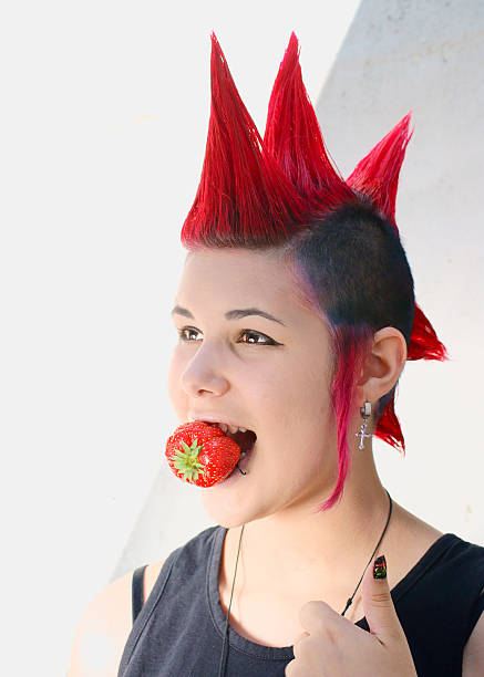 punk-mädchen mit erdbeeren - frisur irokese stock-fotos und bilder