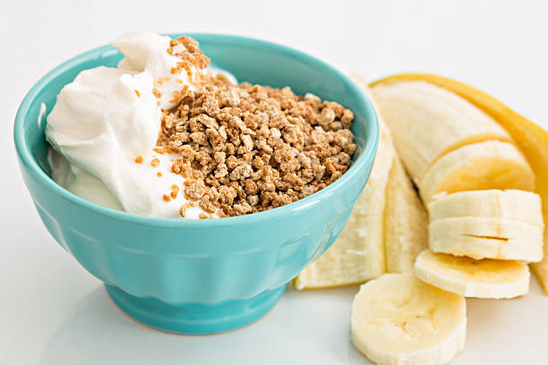 yogurt, cereali e una banana - banana portion chopped fruit foto e immagini stock