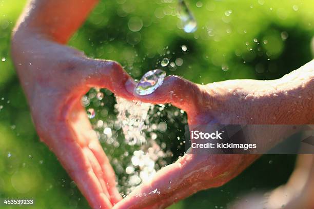 Amor - Fotografias de stock e mais imagens de Água - Água, Símbolo do Coração, Polegar