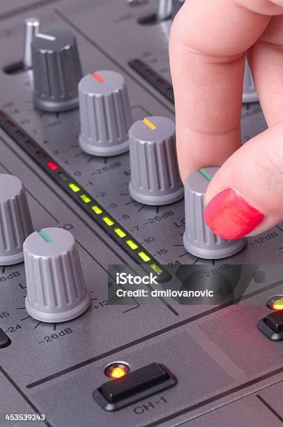 Foto de Sound Mixer e mais fotos de stock de Adulto - Adulto, Ajustar, Ateliê