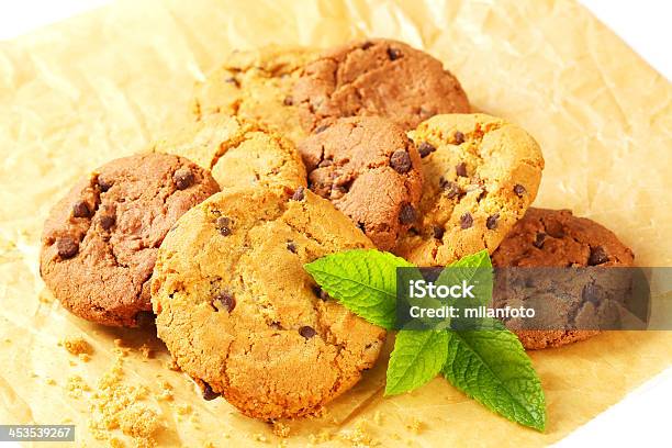 Galletas Con Pedacitos De Chocolate Foto de stock y más banco de imágenes de Al horno - Al horno, Alimento, Beige