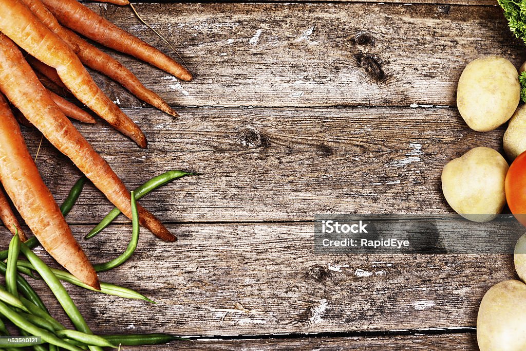 Apetitosa frontera del país-verduras frescas en madera antigua - Foto de stock de Abundancia libre de derechos