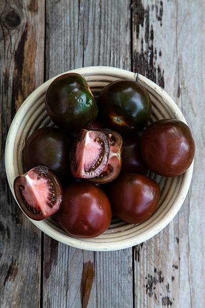 Tomates Kumato - foto de acervo