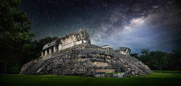 galactic night starry sky over  ancient mayan city of palenque. - klassieke beschaving stockfoto's en -beelden