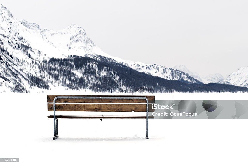 Ławka na snowy zimowy krajobraz - Zbiór zdjęć royalty-free (Sils im Engadin/Segl)