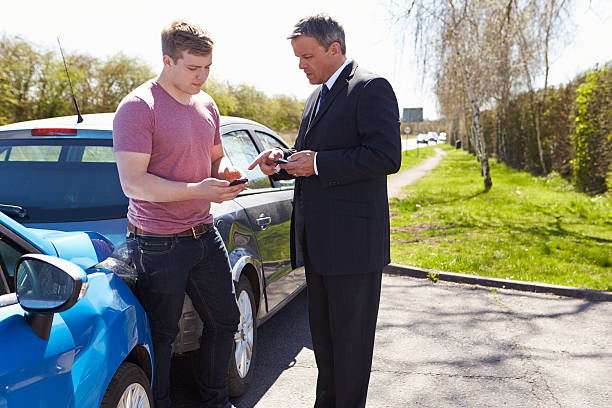 два водителя обмен страховой информации после аварий - car insurance auto accidents accident стоковые фото и изображения