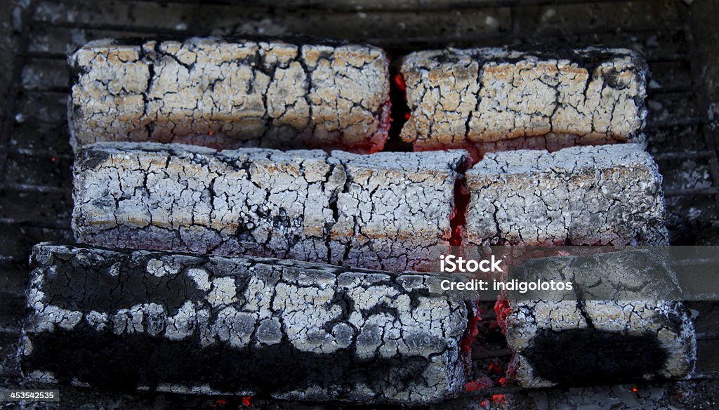 embers de madeira brilhante briquetes - Foto de stock de Briquete royalty-free