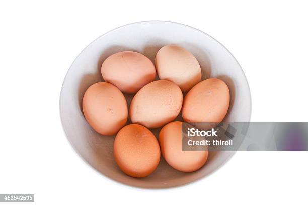Ovos Na Tigela Sobre Fundo Branco - Fotografias de stock e mais imagens de Aberto - Aberto, Abstrato, Acender