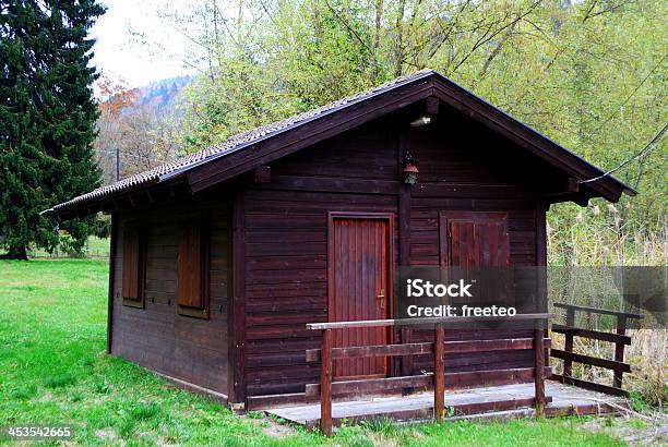 Casa Nei Boschi - Fotografie stock e altre immagini di Ambientazione esterna - Ambientazione esterna, Architettura, Blu