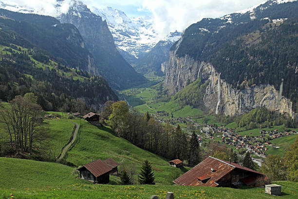 mountain village w alpy, szwajcaria. - swiss culture european alps gstaad village zdjęcia i obrazy z banku zdjęć