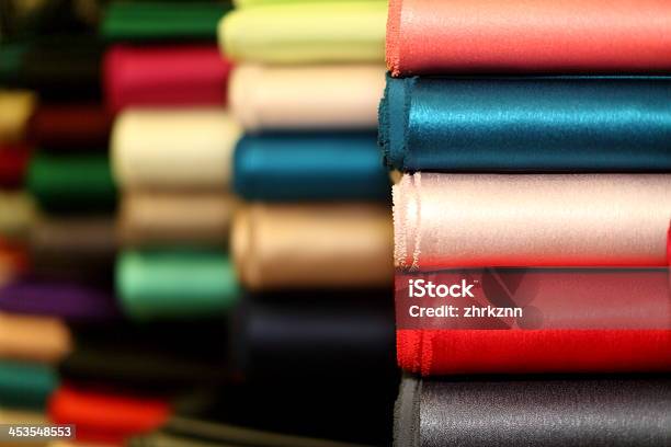 Textil Tapizados En Display Foto de stock y más banco de imágenes de Textil - Textil, Enrollado, Tienda de telas