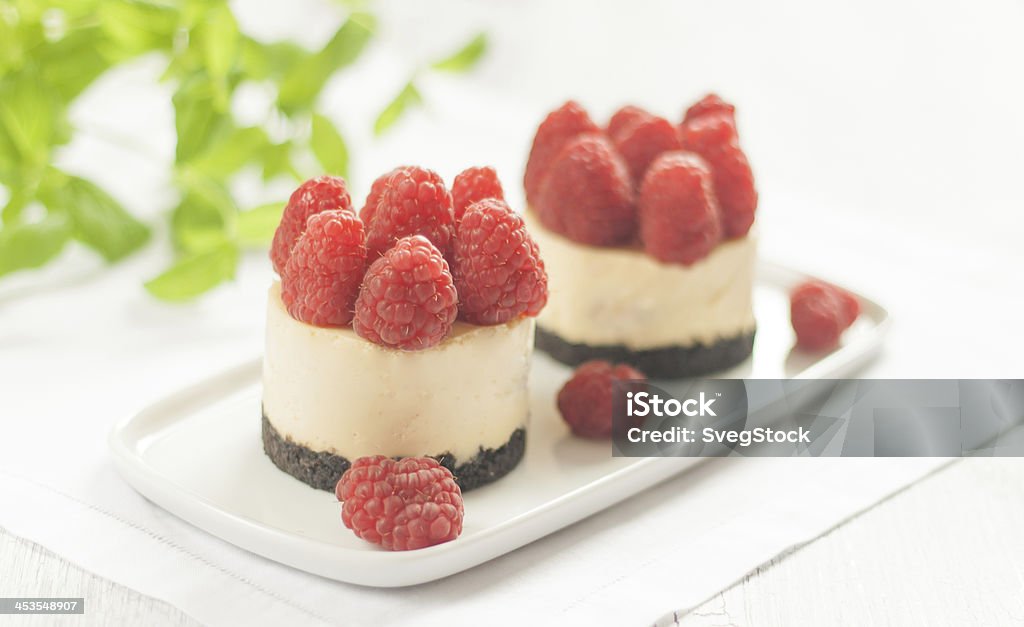 Käsekuchen mit Himbeeren - Lizenzfrei Himbeerkäsekuchen Stock-Foto