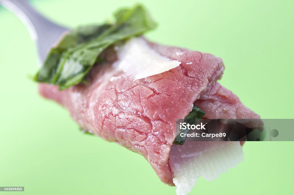 A fette sottili di carne cruda: Carpaccio - Foto stock royalty-free di Alimentazione sana