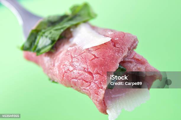 A Fette Sottili Di Carne Cruda Carpaccio - Fotografie stock e altre immagini di Alimentazione sana - Alimentazione sana, Arrosto di manzo, Barbecue - Cibo