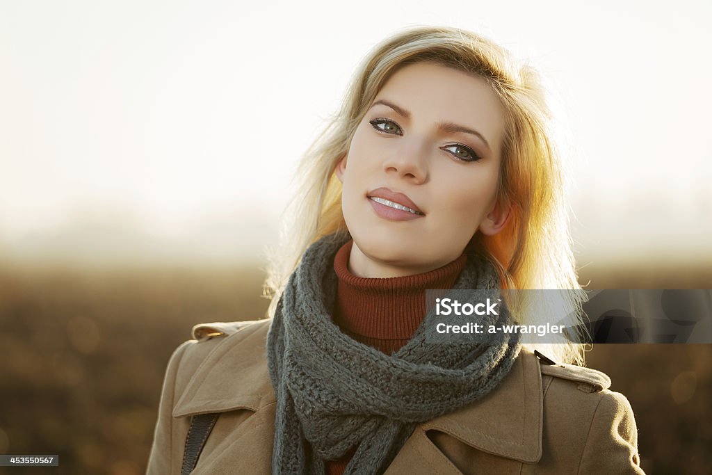 Femme blonde dans un paysage de nature automne - Photo de 20-24 ans libre de droits