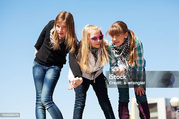 Group Of Teenage Girls Tener Una Divertido Foto de stock y más banco de imágenes de 14-15 años - 14-15 años, Adolescente, Adulto