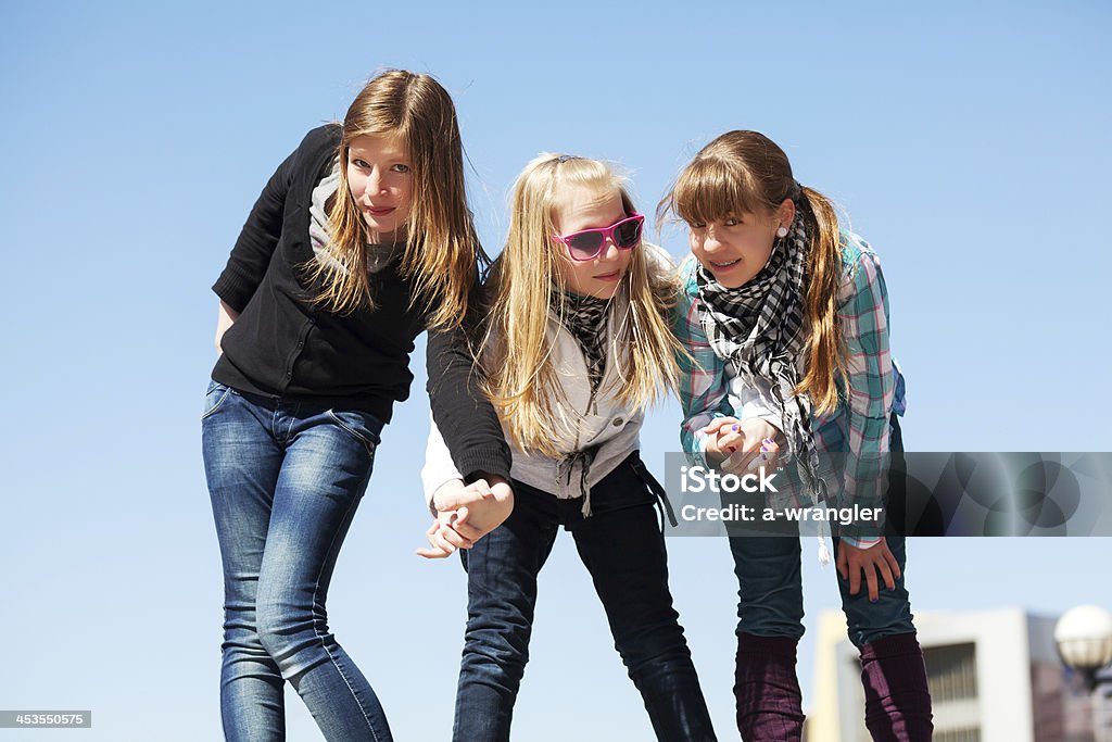 10 代の女の子のグループが楽しい - 14歳から15歳のロイヤリティフリーストックフォト