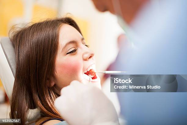 Facendo Un Trattamento Dentale Dentista - Fotografie stock e altre immagini di Adulto - Adulto, Ambulatorio dentistico, Aperto